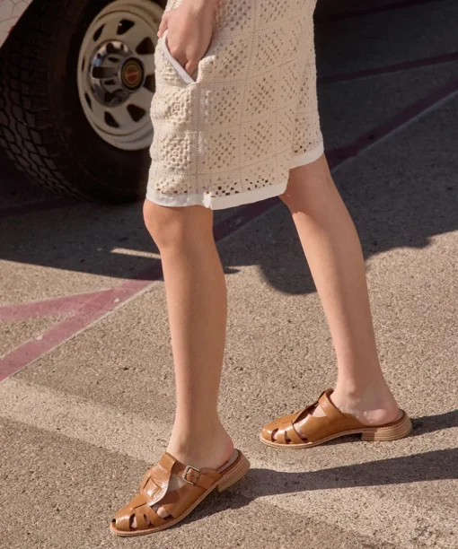 HIPPIE FLATS TAN CRINKLE PATENT